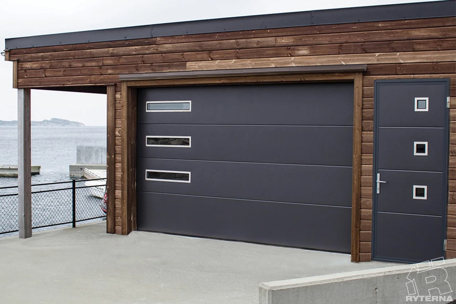 Ryterna matching side door