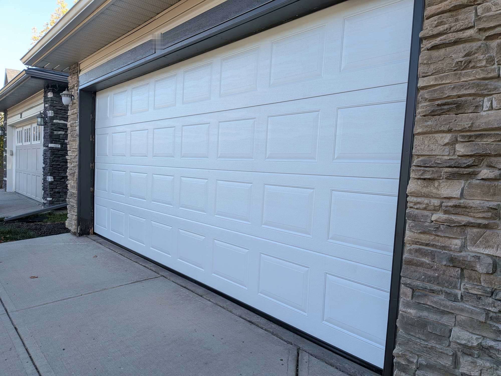 Angled view of the white Ryterna Cassette panel pattern and dark perimeter trim